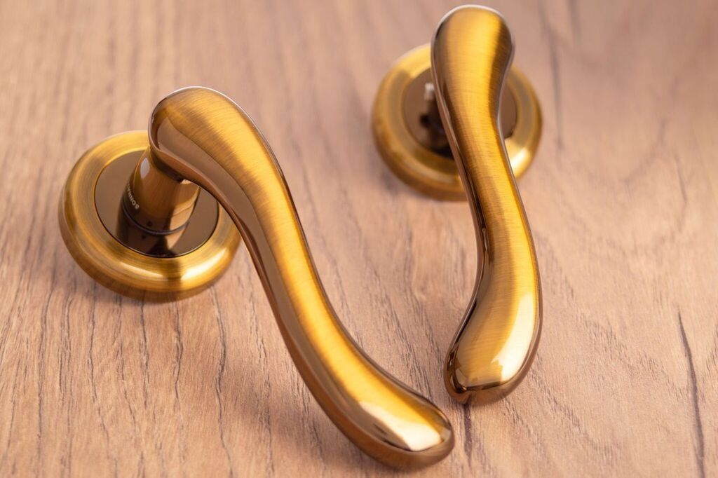 SONNATO BARI MAHOGANY LEVER ON ROSE HANDLES
